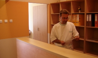 Kierownik Krzysztof W�ochacz w rejestracji.